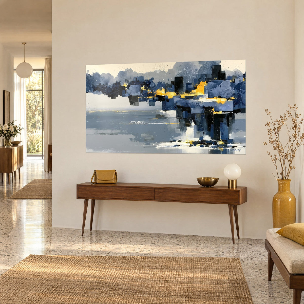 Tableau gratte-ciel stylisés noirs et bleu nuit, coulées jaune safran sur rive brumeuse, mur beige, console en bois
