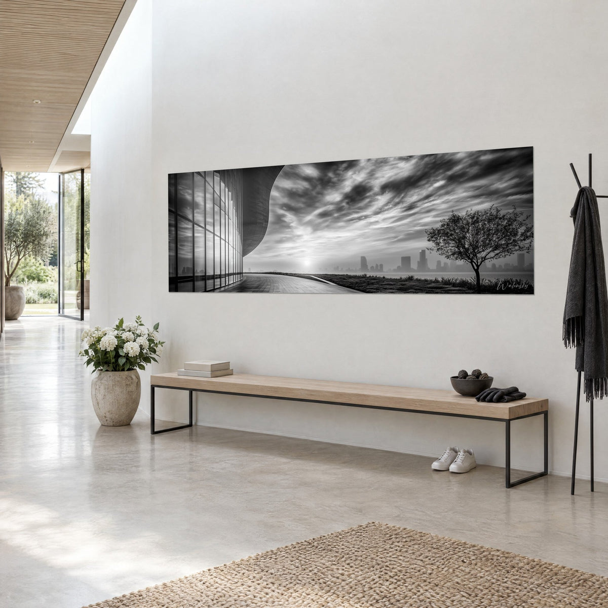 Tableau façade vitrée sombre et ciel orageux argenté, arbre isolé et skyline brumeuse, vu de trois-quarts sur un mur blanc