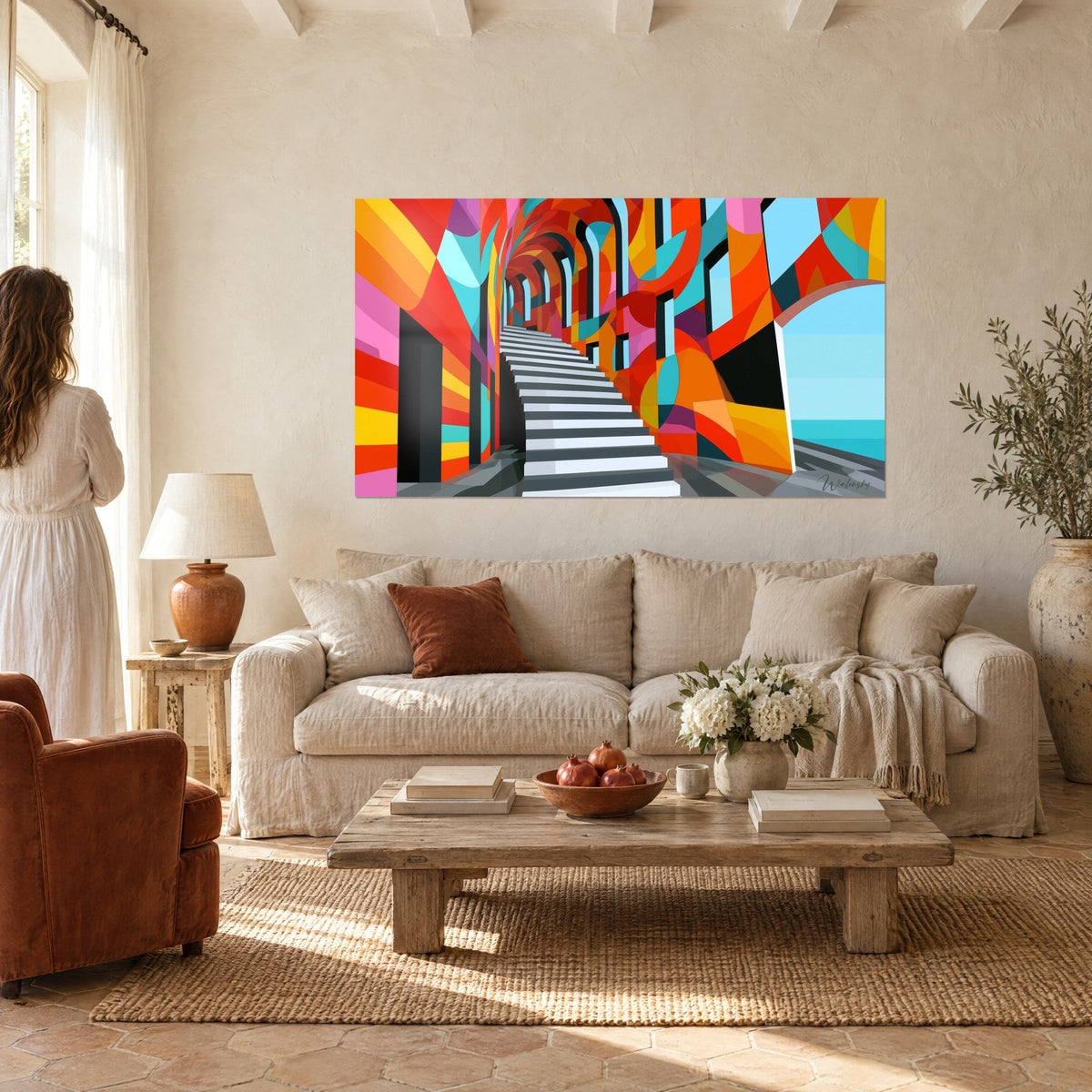 Gemälde geometrische Treppe, die zwischen leuchtend orangefarbenen und türkisfarbenen Wänden emporsteigt, graue Stufen, Meer im Hintergrund, über einem Sofa in einem hellen Wohnzimmer