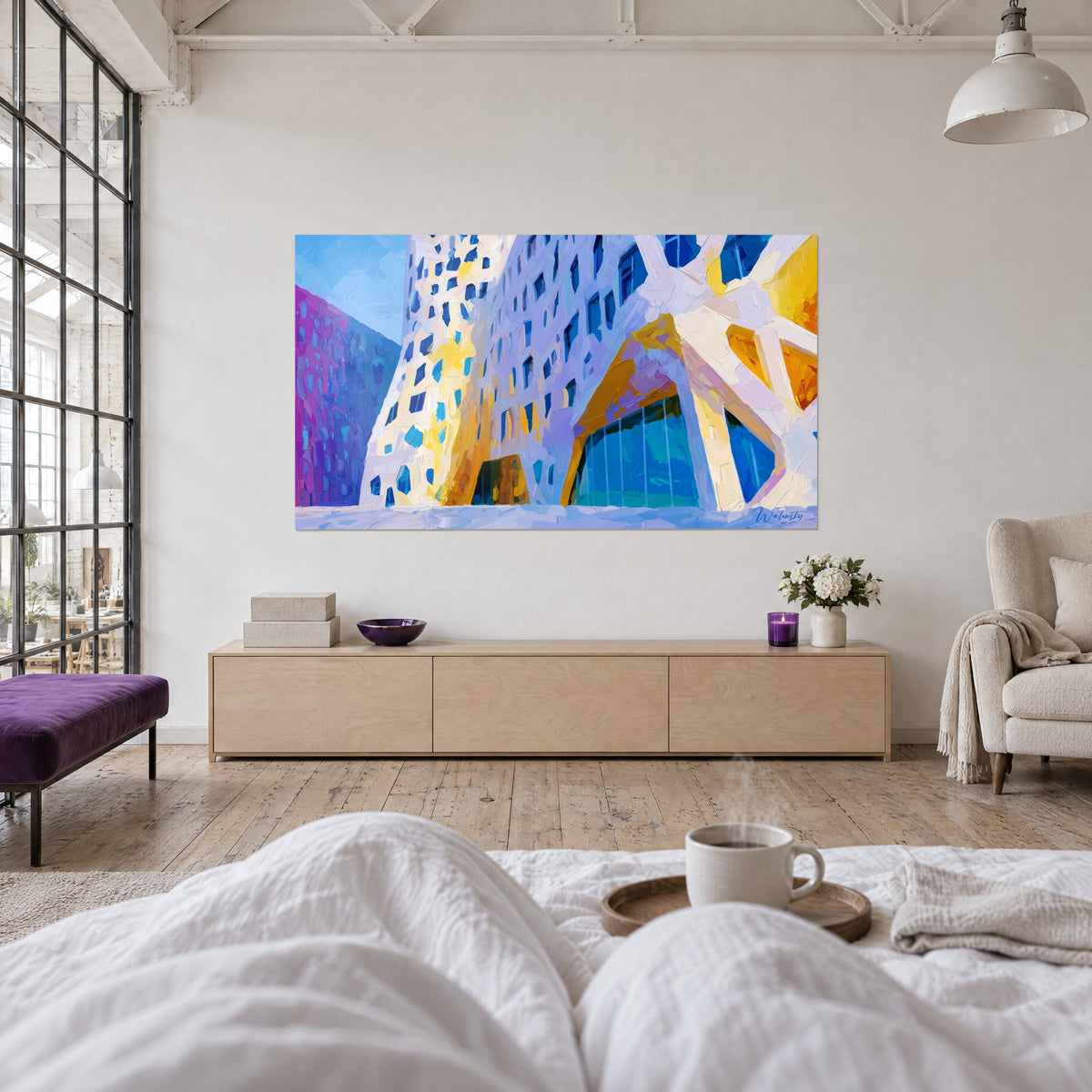 Cuadro rascacielos con arcos ojivales amarillo azafrán y blanco lila, ventanas azul turquesa, pareja de espaldas sobre una cama en un dormitorio luminoso