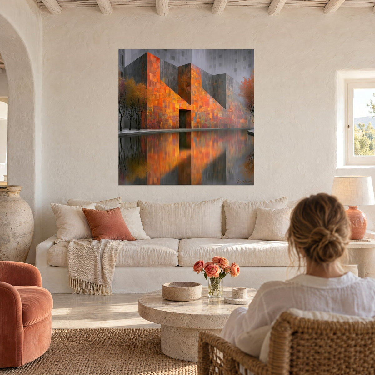 Tableau bâtiment orangé se reflétant dans un bassin gris, personne de dos, au-dessus d'un canapé dans un salon lumineux
