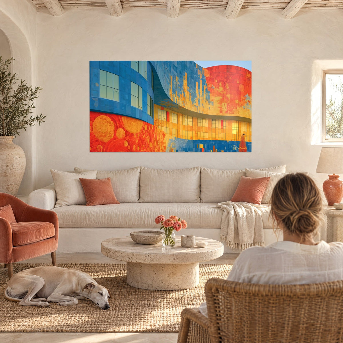 Tableau façade courbe en mosaïque bleue et orange, fenêtres vert pâle, face à une femme de dos au-dessus d'un canapé dans un salon lumineux