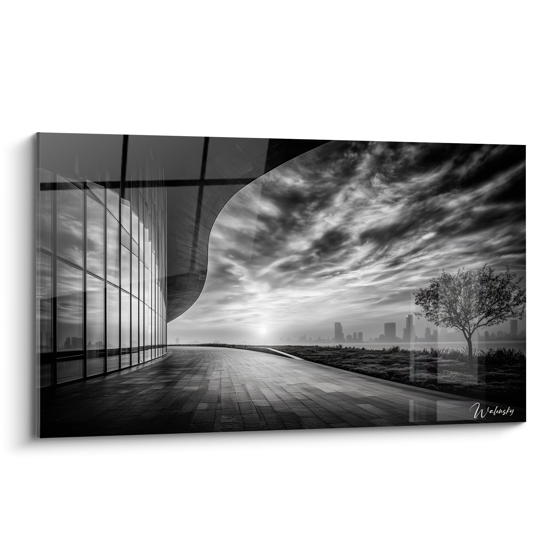 Bâtiment incurvé vitré, ciel gris orageux et arbre isolé, tableau architecture abstrait en noir et blanc