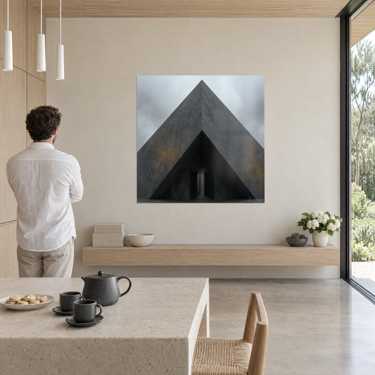 Πίνακας brutalist αρχιτεκτονική από γκρι μπετόν και σκουριά, κατακόρυφη κεντρική ακμή, άντρας με λευκό πουκάμισο από πίσω, ανοιχτό σαλόνι