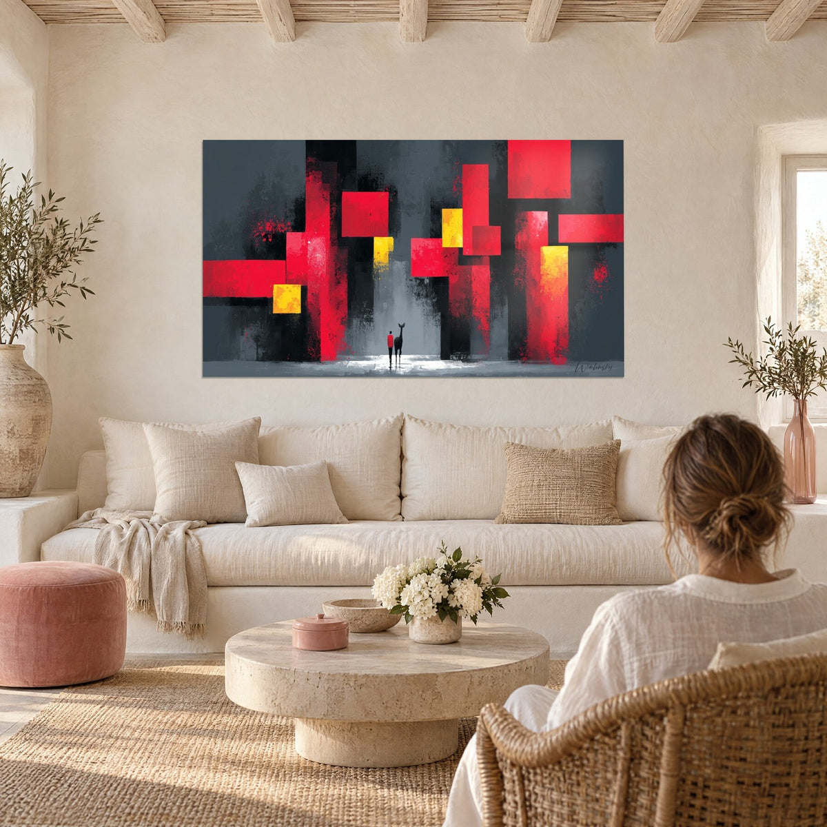 Tableau silhouette et cerf entre blocs rouge vif et gris anthracite, éclats jaunes, au-dessus d'un canapé dans un salon lumineux