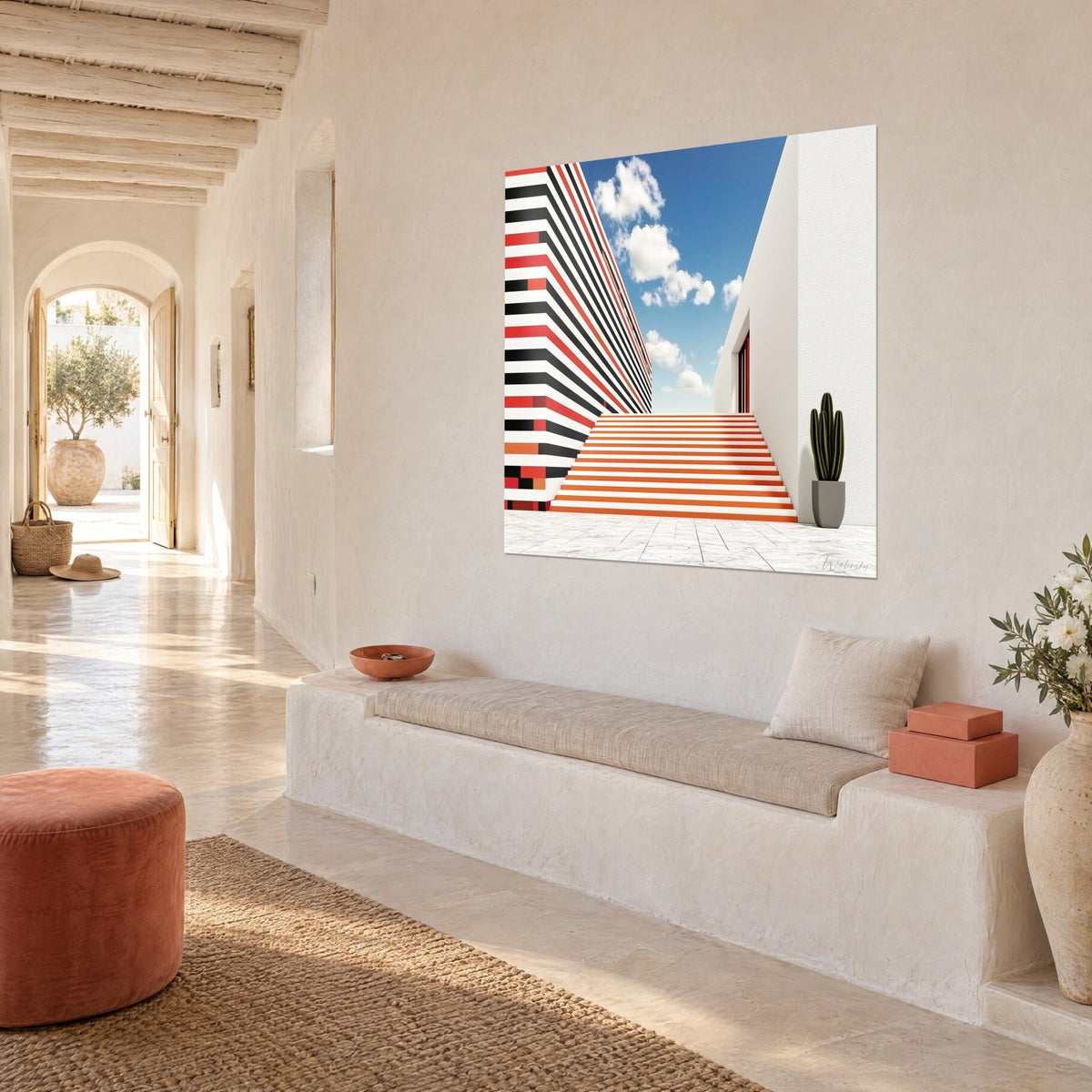 Gemälde Fassade mit schwarzen und roten Streifen wie Zebrastreifen, grauer Topfkaktus, dreiviertel Ansicht in einem mediterranen Flur