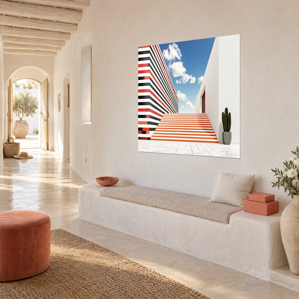Tableau façade zébrée de bandes noires et rouges, cactus en pot gris, vu de trois-quarts dans un couloir méditerranéen