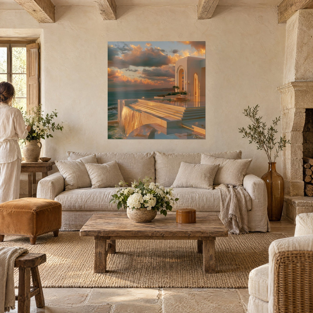Tableau villa de marbre blanc dorée face à la mer, cascade ambrée, ciel corail ; deux personnes au-dessus d'un canapé dans un salon lumineux
