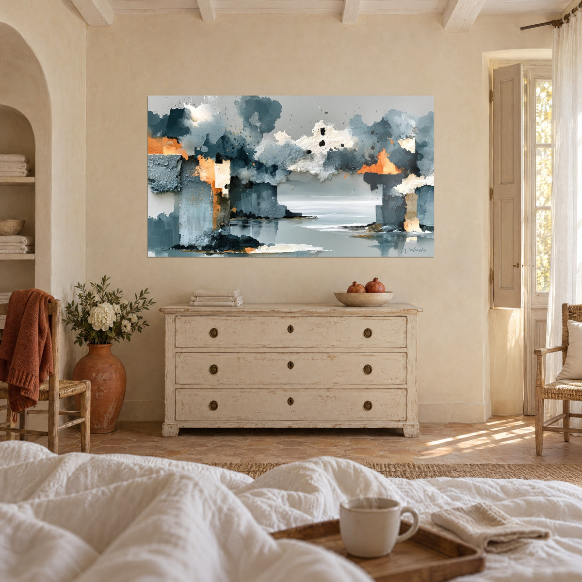 Tableau architecture abstraite aux blocs bleu ardoise et éclats orange, ciel gris perle texturé, au-dessus d'un lit dans une chambre claire