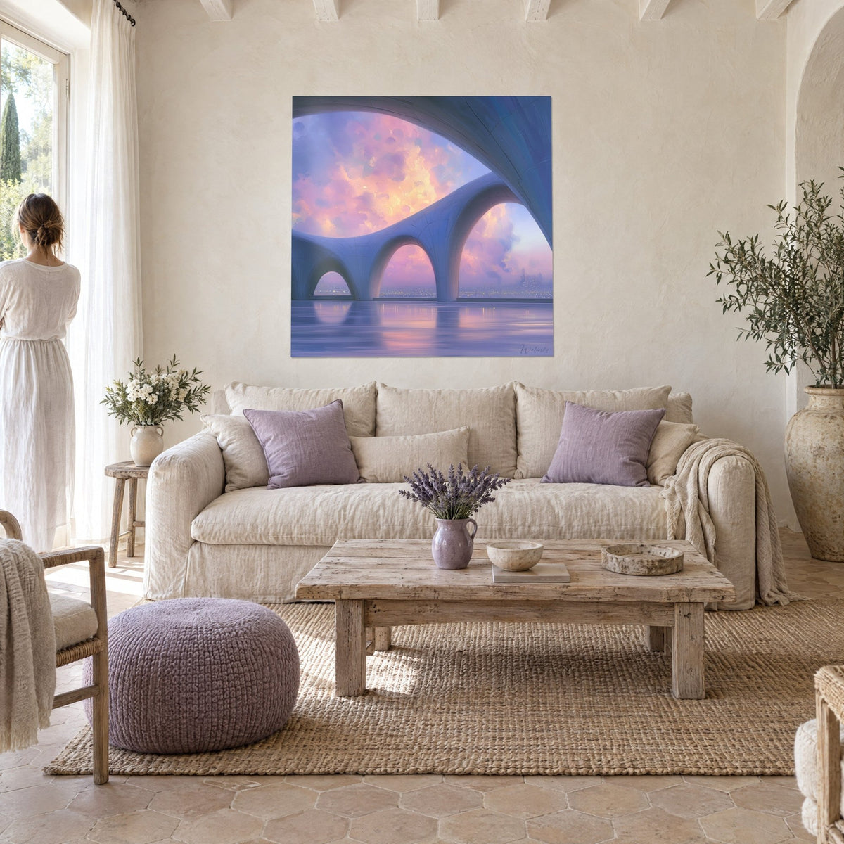 Tableau arches sculpturales en pierre bleu lavande ouvrant sur un ciel rose corail et doré, au-dessus d'un canapé dans un salon lumineux