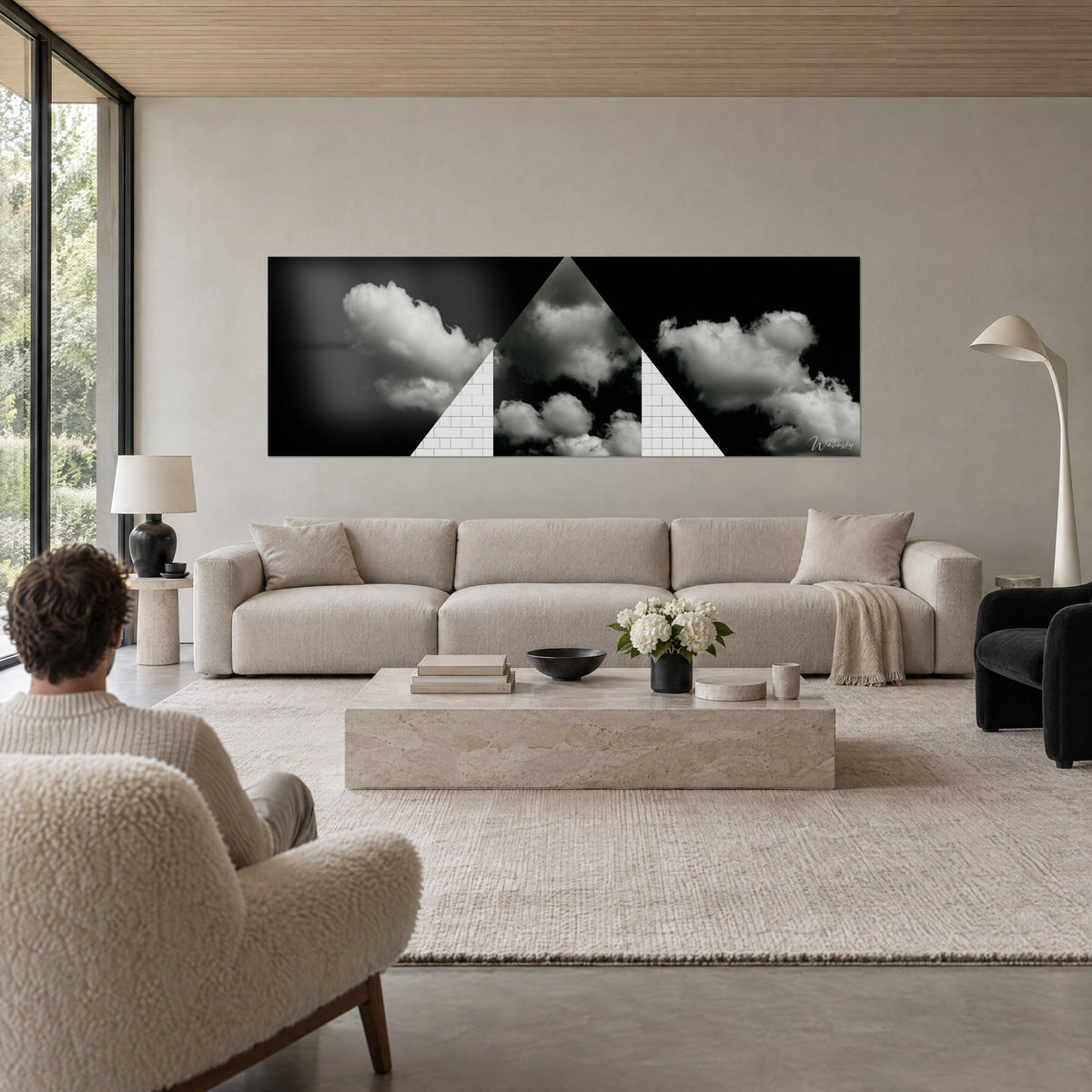 Πίνακας λευκή πυραμίδα με πλακάκια και γκρι cumulus σύννεφα σε μαύρο φόντο, θεατής από πίσω, πάνω από καναπέ σε φωτεινό σαλόνι
