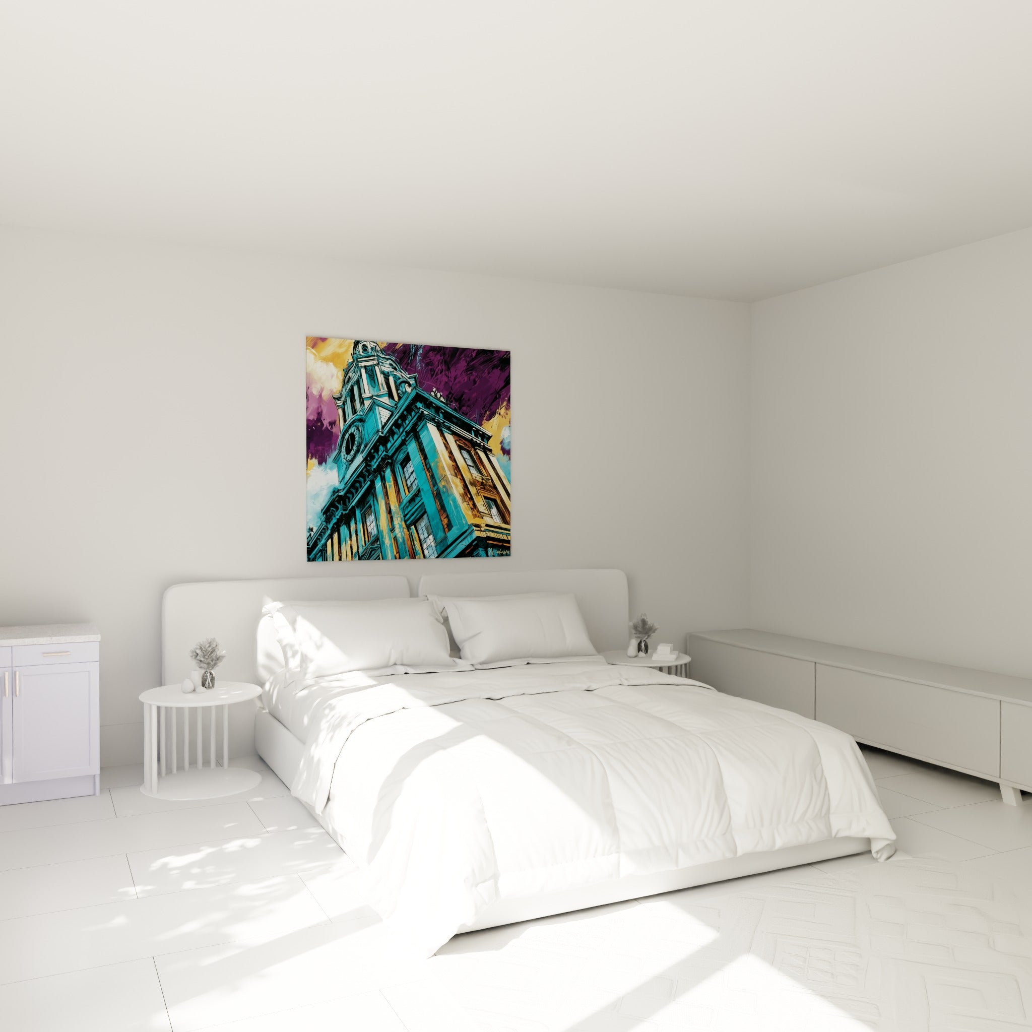 Tour d'horloge turquoise et dorée dressée vers un ciel pourpre, au-dessus d'un lit dans une chambre claire