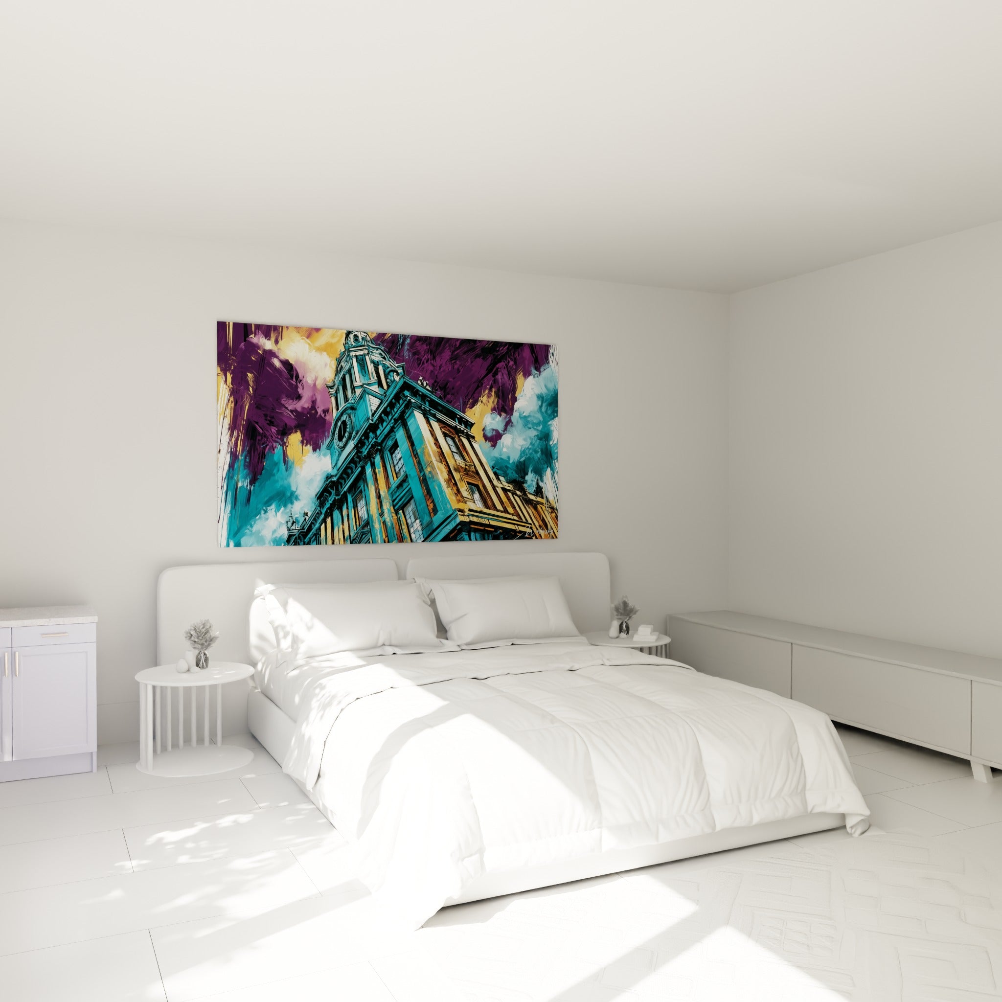 Clocher orné aux teintes turquoise et dorées surmonté de nuées violettes, accroché au-dessus d'un lit dans une chambre claire