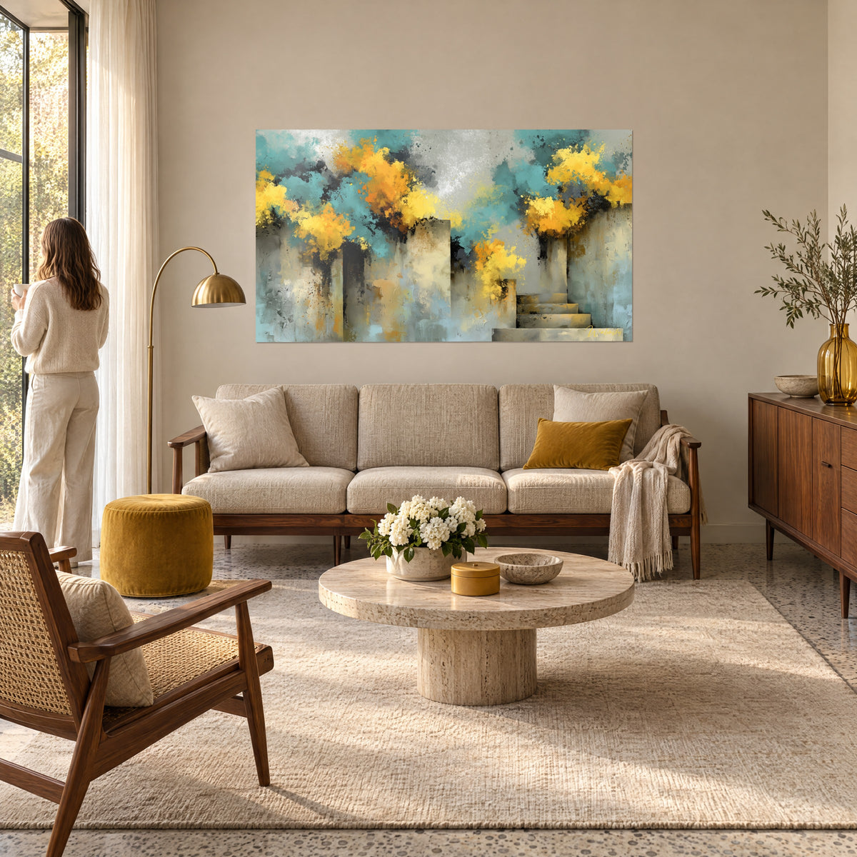 Tableau escalier abstrait aux touffes jaune safran et bleu sarcelle, murs de béton fissurés, au-dessus d'un canapé dans un salon lumineux