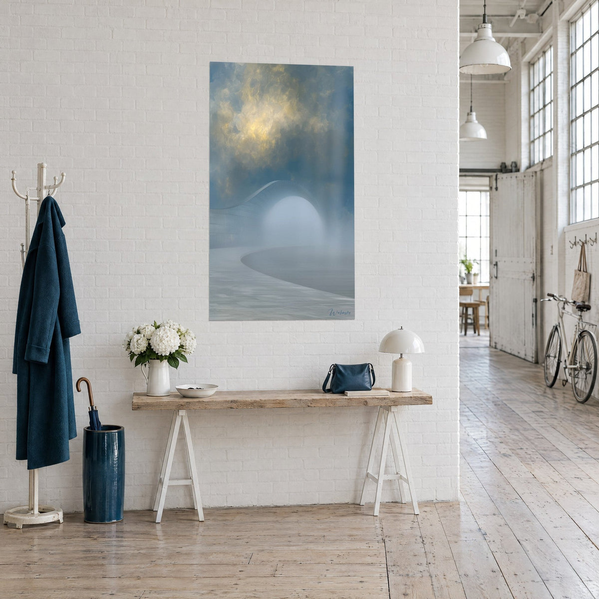 Tableau arche d'une passerelle voilée de brume, ciel bleu orageux taché d'or, vu de trois-quarts dans un loft d'artiste