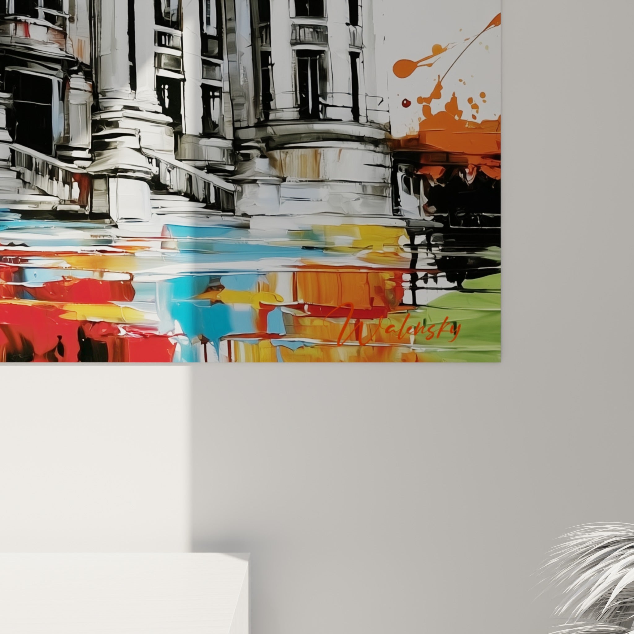 Détail des coulures de peinture orange, rouge et bleu ciel se mêlant au trait encré du bâtiment