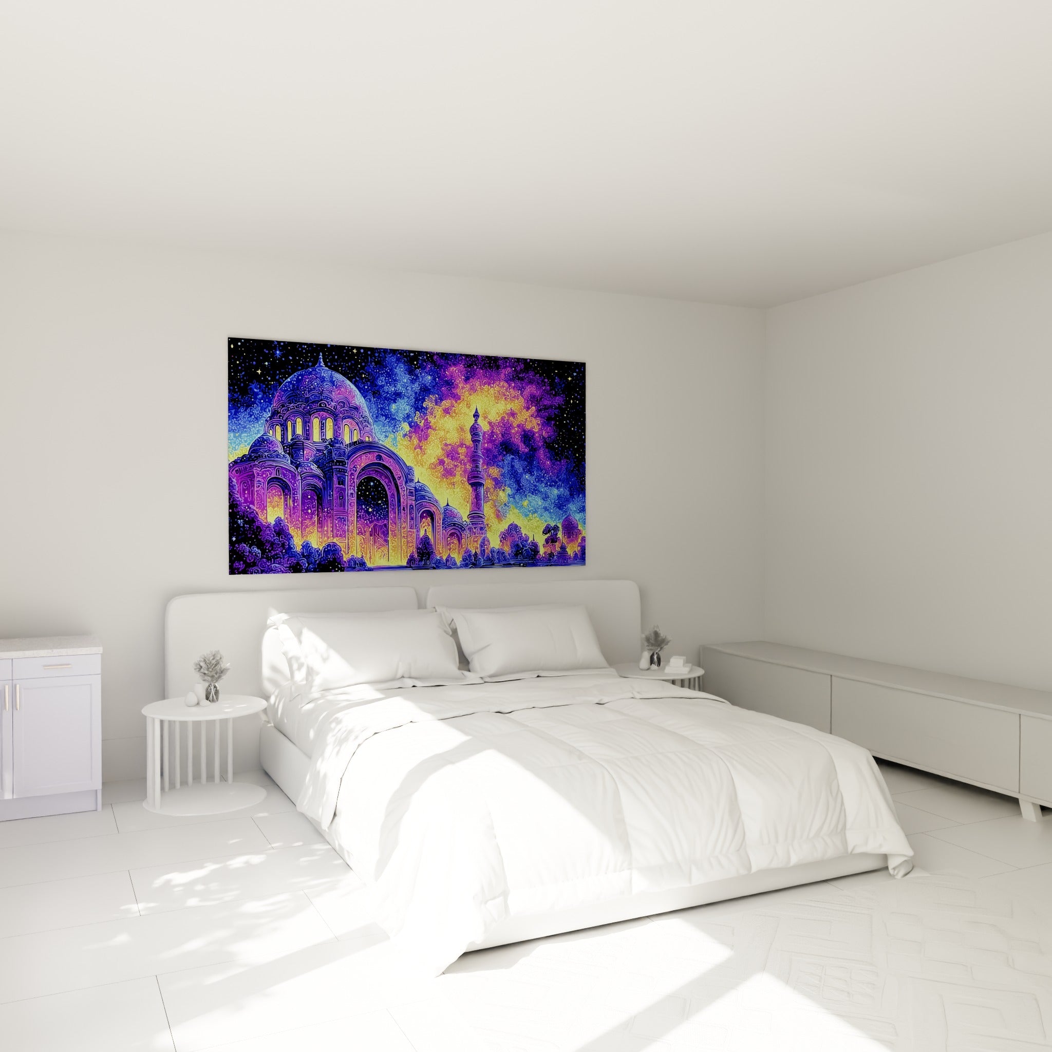 Dômes orientaux violet et jaune doré illuminés au-dessus d'un lit dans une chambre claire