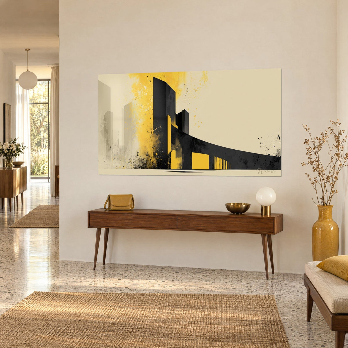 Quadro grattacielo scuro con viadotto curvo, macchie giallo vivo e nero su beige, sopra una consolle in legno, ingresso luminoso