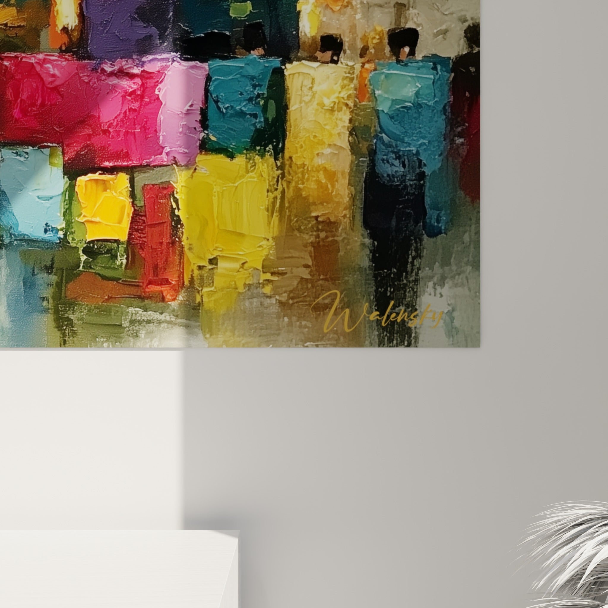 Empâtements épais de peinture jaune moutarde et turquoise révélant le grain texturé de cette toile urbaine