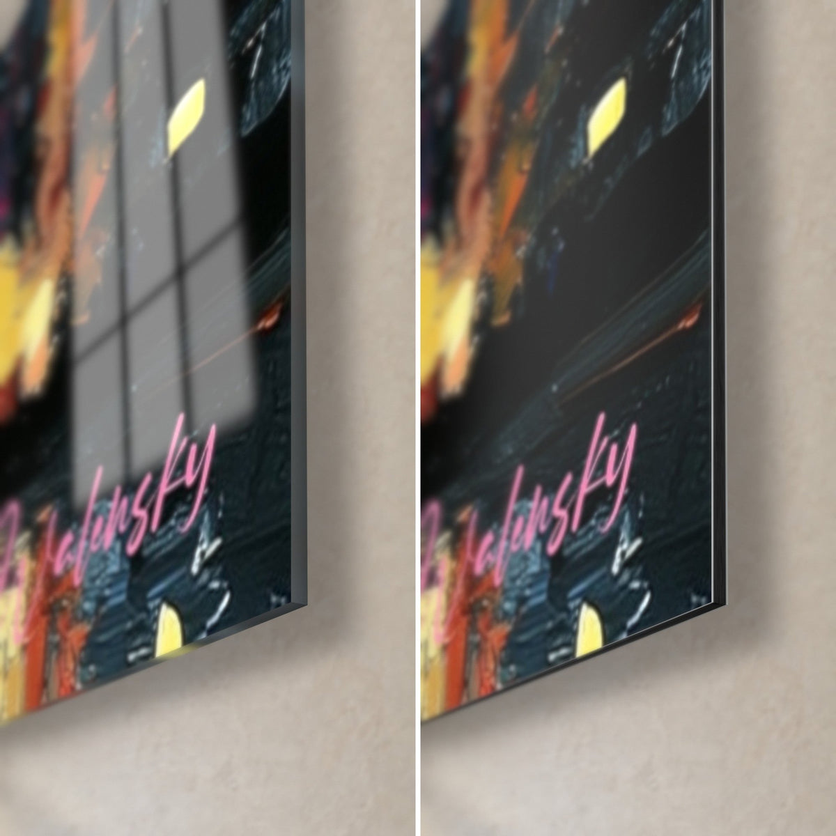Tableau skyline crépusculaire, coin bas droit : signature rose sur reflets orange et noirs, verre brillant et Dibond mat, tranche de 3 mm