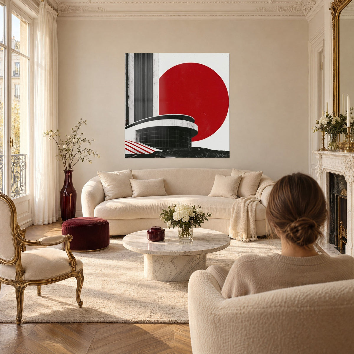 Quadro Torre rotonda modernista a righe davanti a un immenso disco rosso vermiglio, bianco e nero, sopra un divano in un soggiorno luminoso