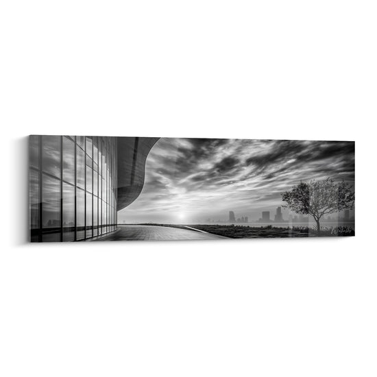 Façade vitrée courbée grise et ciel nuageux blanc, tableau architecture abstrait au lever du jour