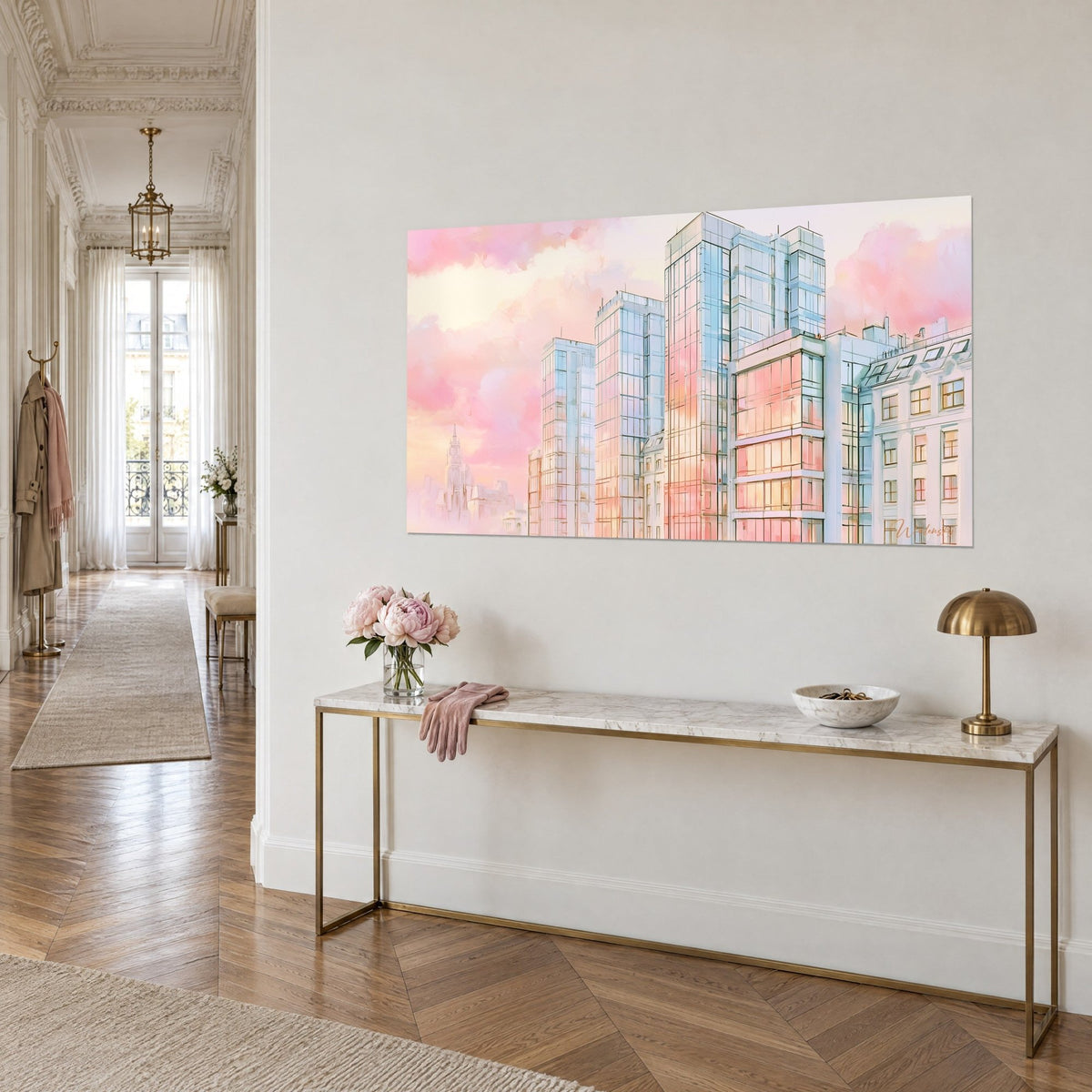 Quadro torri vetrate dai riflessi salmone e cielo limpido, acquerello dell'alba, appeso sopra una consolle dorata in stile haussmanniano