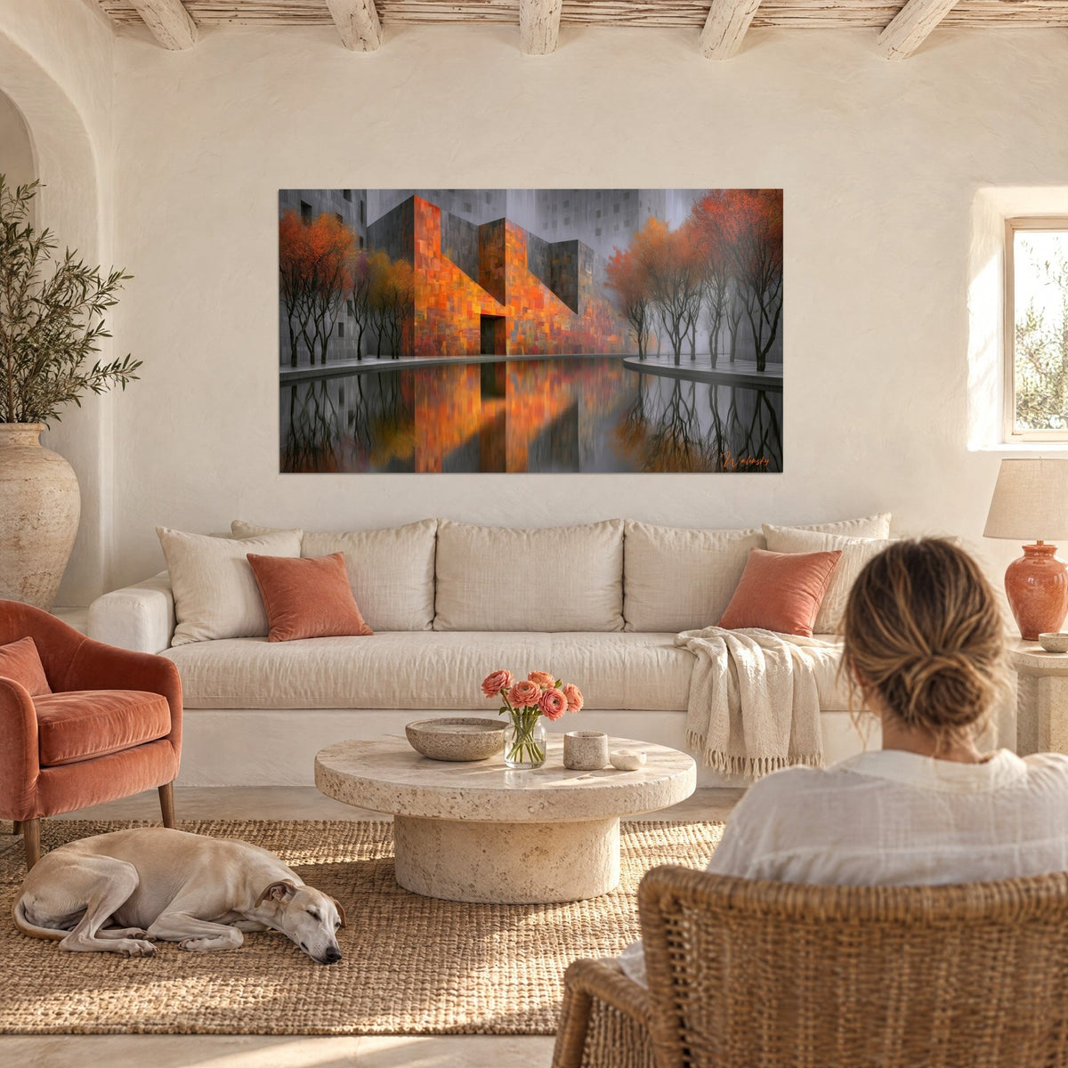 Tableau façade de briques orange mosaïque et arbres nus ocre se reflétant dans un bassin gris, une femme de dos et un lévrier au-dessus d'un canapé dans un salon lumineux