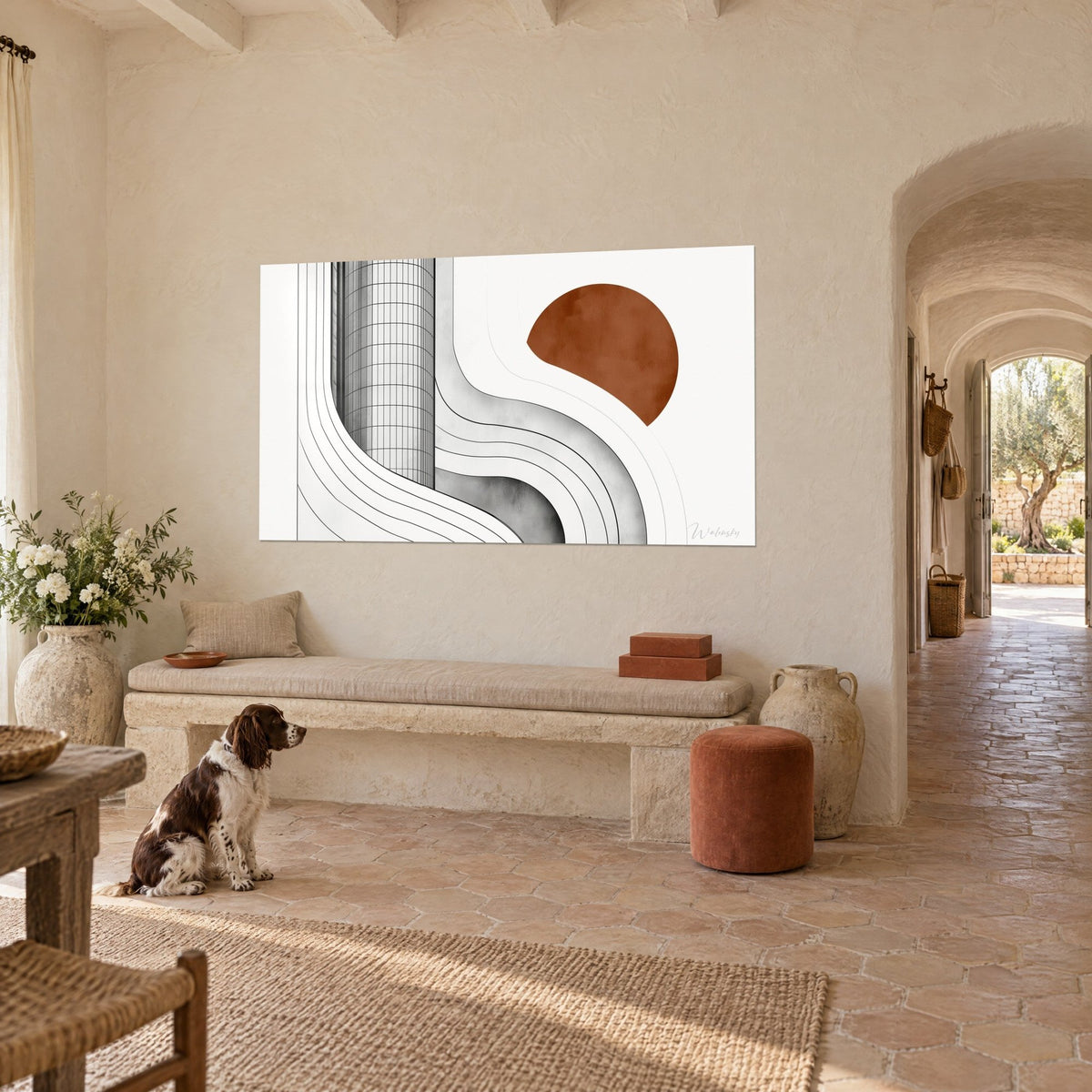 Tableau tour quadrillée grise face à un soleil rouille, courbes ondulantes, spaniel assis devant un banc dans un mas provençal