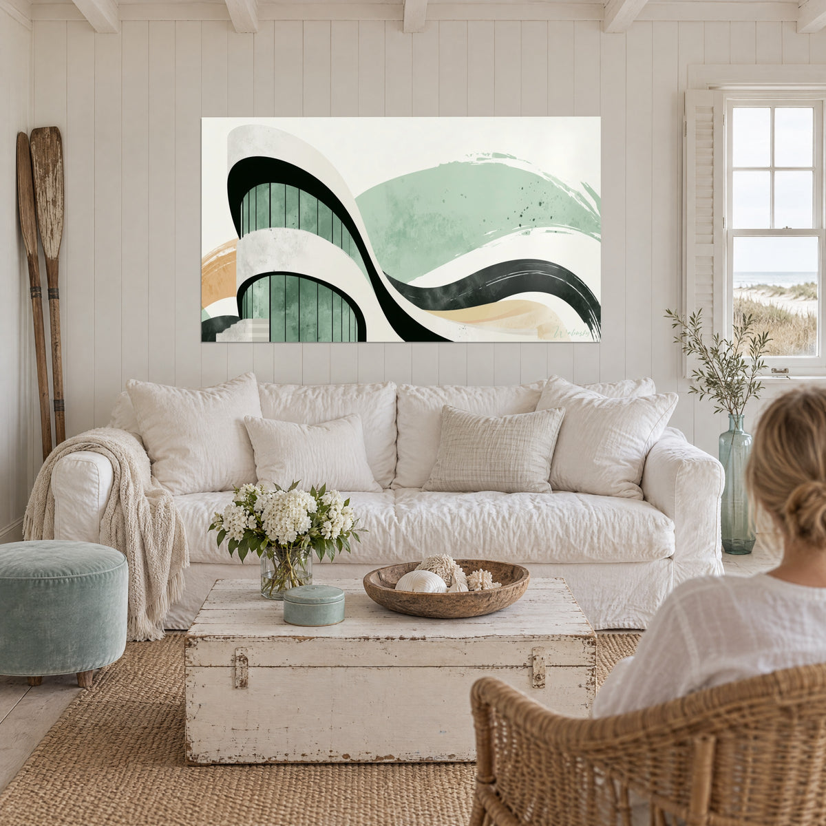 Tableau façade courbe aux arcs blancs cernés d'anthracite, vitrages vert sauge, au-dessus d'un canapé dans un salon lumineux