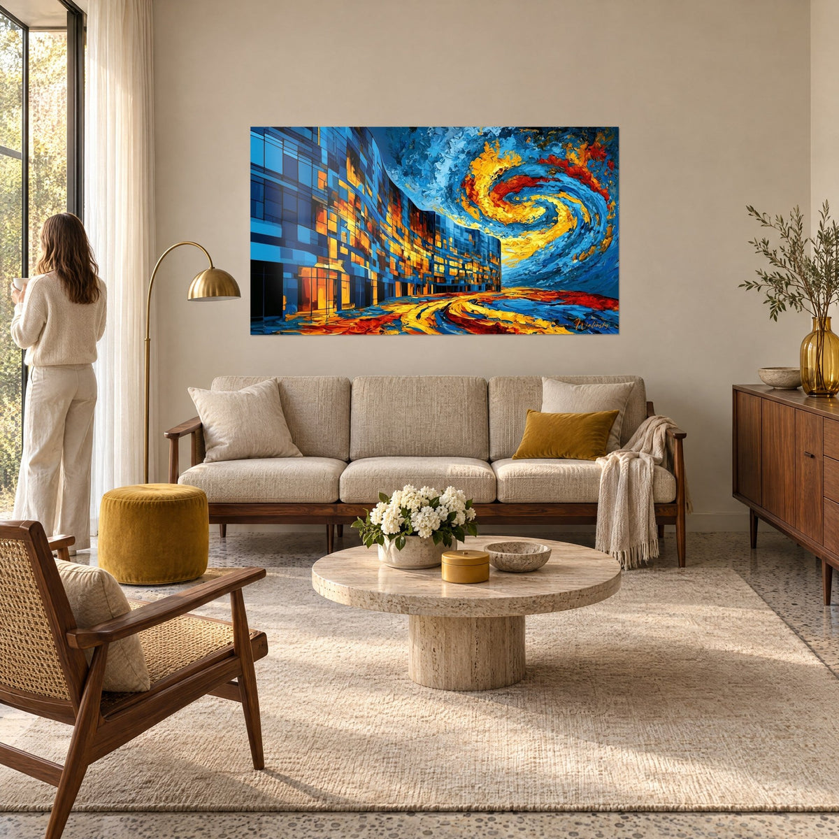 Tableau façade vitrée bleu cobalt striée d'orange, ciel en spirale jaune d'or, femme de dos au-dessus d'un canapé dans un salon lumineux
