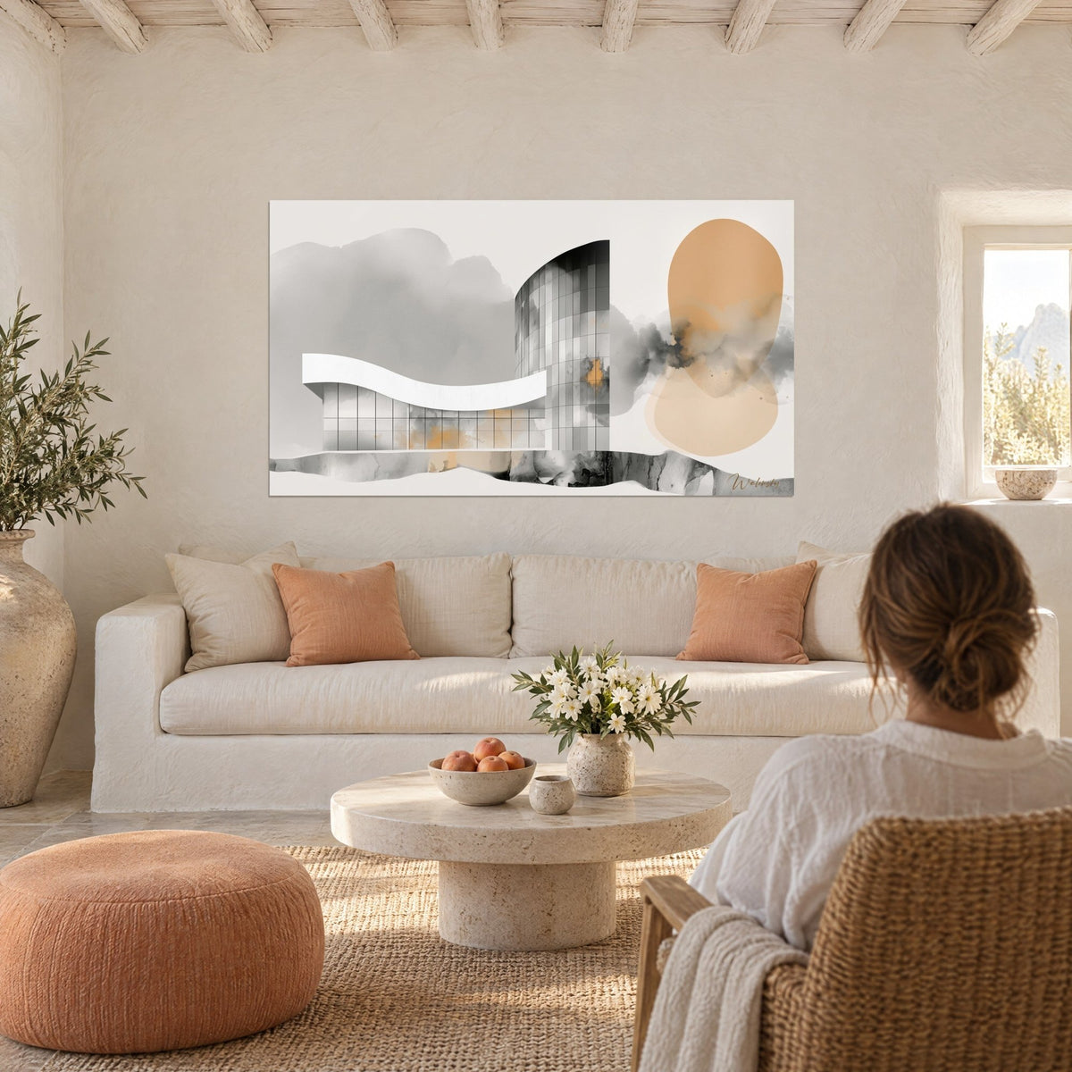 Quadro edificio curvo con facciate di vetro grigio, nuvola d'inchiostro e disco ocra, sopra un divano in un soggiorno luminoso