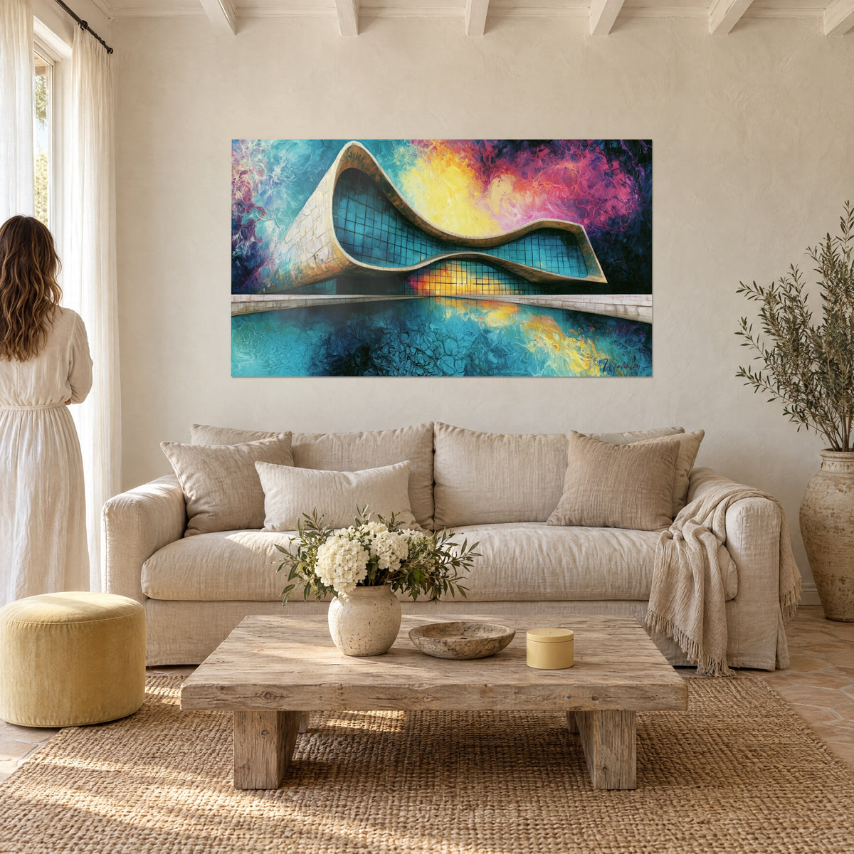 Tableau bâtiment ondulant aux vitres turquoise sous un ciel magenta et jaune, au-dessus d'un canapé dans un salon lumineux