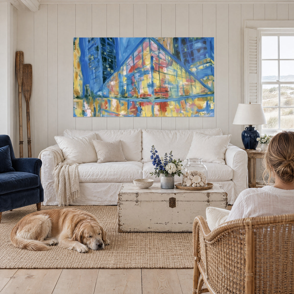 Gemälde Glaspyramide in Blau mit orangefarbenen Reflexen, gelbe Spachtelstriche, über einem Sofa in einem hellen Wohnzimmer