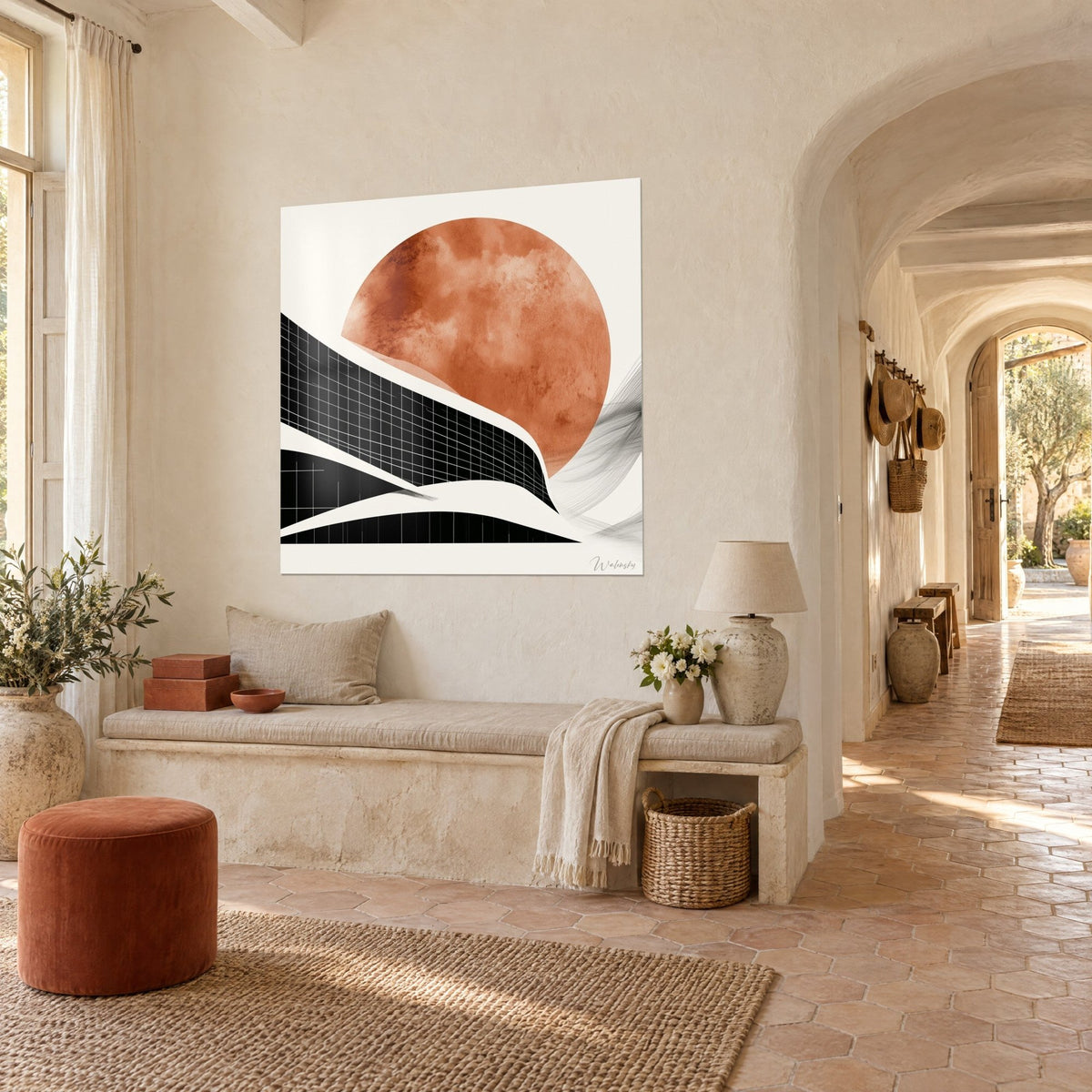 Quadro con luna ramata sopra un edificio ondulato nero e crema, corridoio a volta in pietra chiara e mattonelle ocra