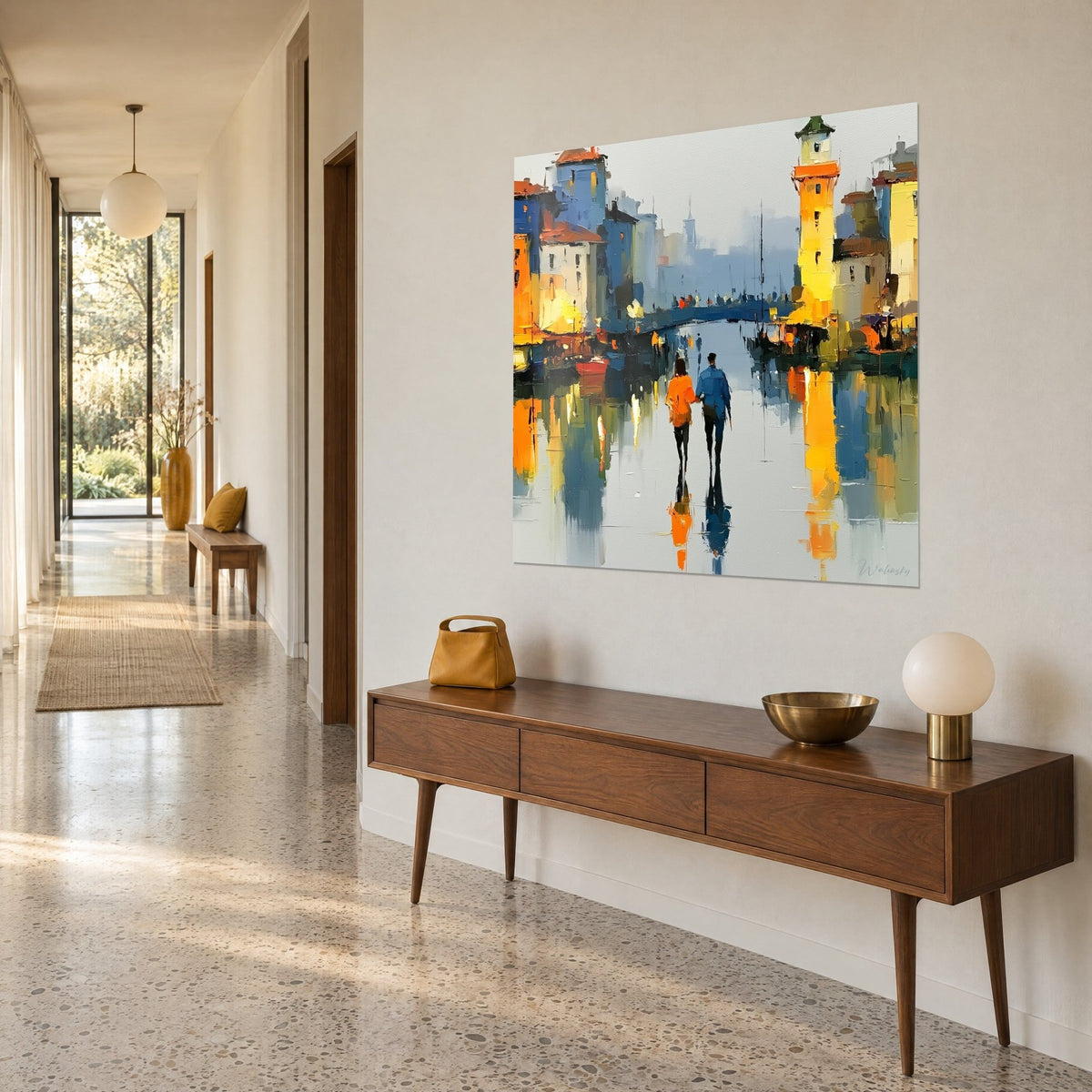 Tableau promeneurs main dans la main sur un quai miroir, tour jaune safran et toits rouille, accroché dans un couloir