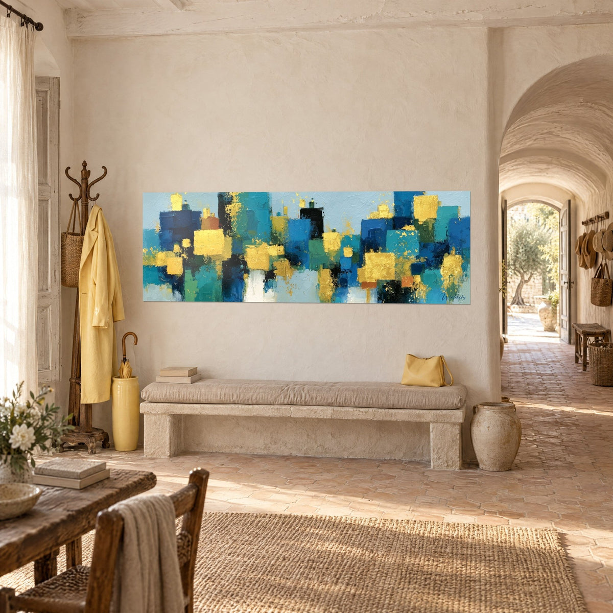 Tableau cité abstraite faite de carrés dorés et de rectangles bleu nuit sur ciel gris-bleu, mur crépi d'un mas provençal