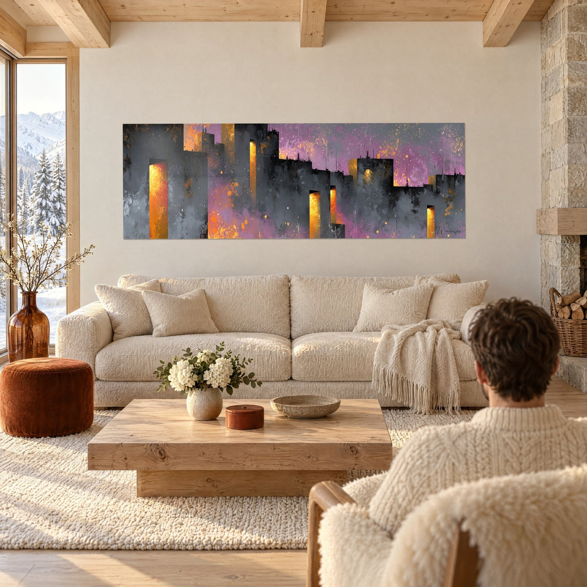 Tableau silhouette urbaine anthracite aux fenêtres dorées sur ciel mauve, deux personnes de dos, au-dessus d'un canapé dans un salon lumineux