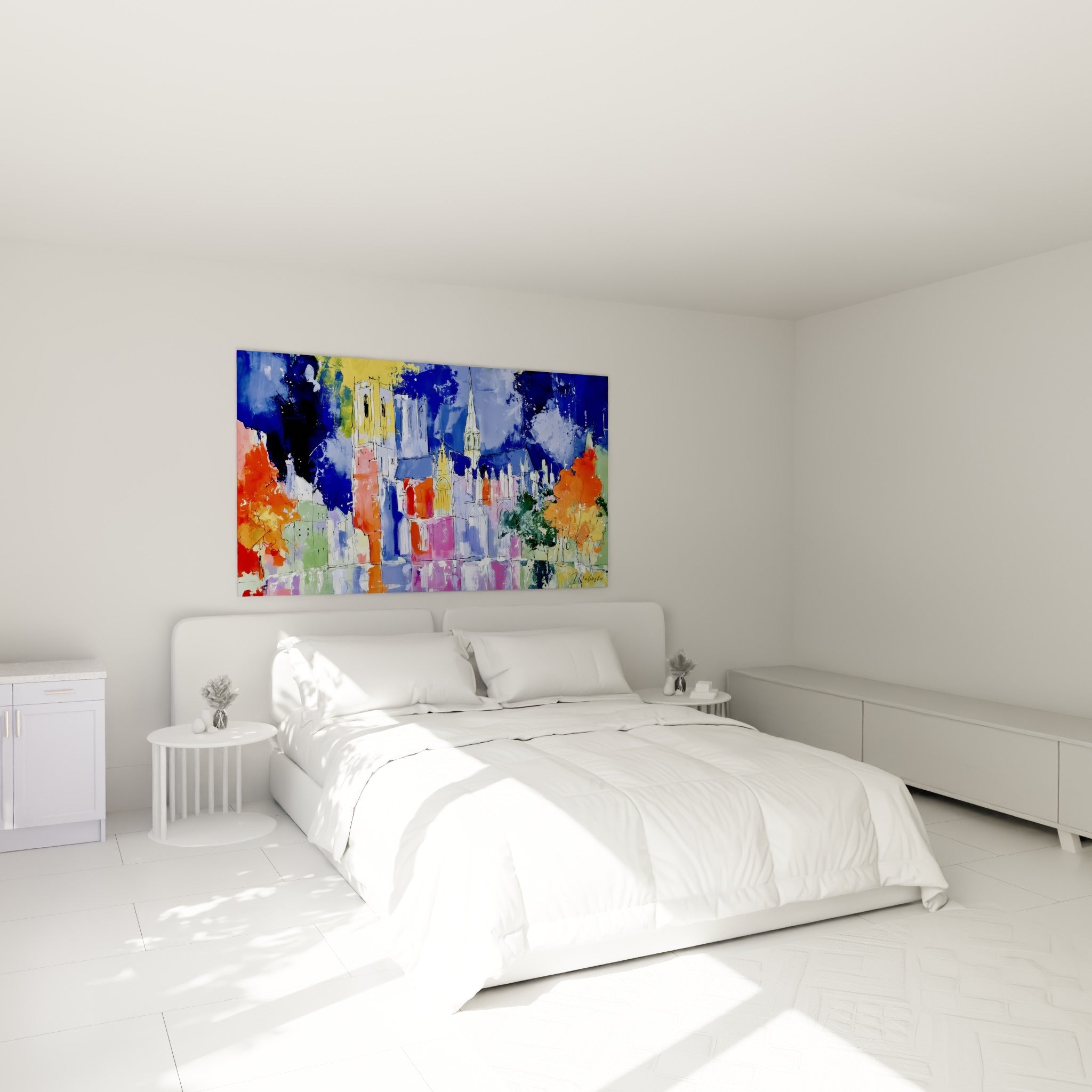 Flèches gothiques bleu marine et roses d'une cité peinte, accrochées au-dessus d'un lit dans une chambre claire