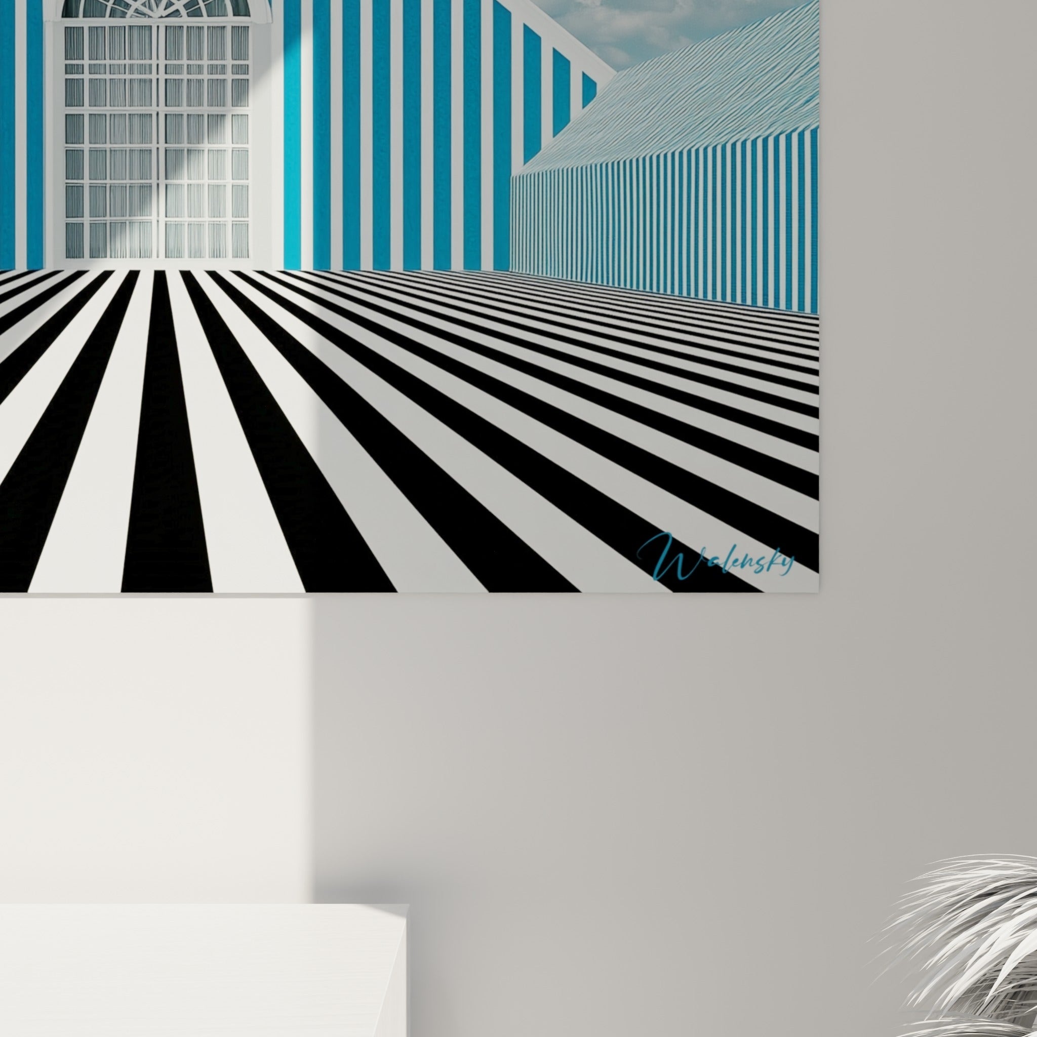 Détail des rayures bleu turquoise et blanches du fronton, grain net et lignes du damier au sol visibles