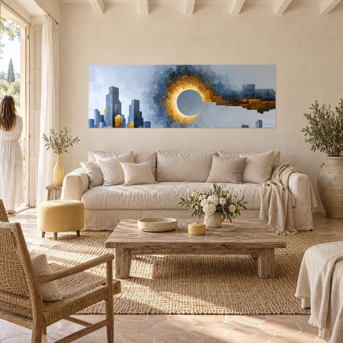 Gemälde Sonnenfinsternis in Gold, umrandet von Blau, anthrazitfarbene und ockerfarbene Wolkenkratzer, eine Frau von hinten über einem Sofa in einem hellen Wohnzimmer