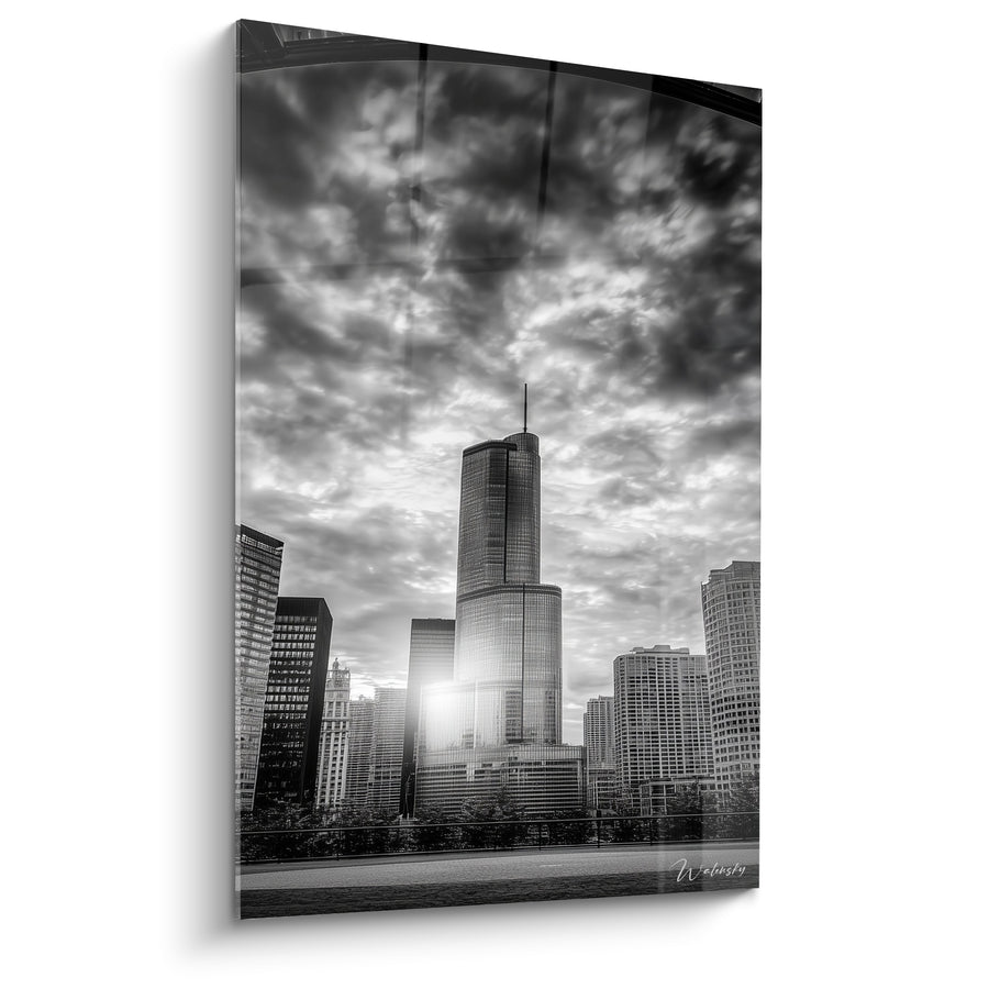 Schwarzweiß-Leinwand Wolkenkratzer mit stürmischen Wolken - Dezentes Sonnenlichtreflexion - Architektur Edition Abstrakt