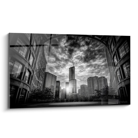 Tour de verre Architecture abstrait entre nuages gris et éclat de lumière dorée sur fond noir et blanc