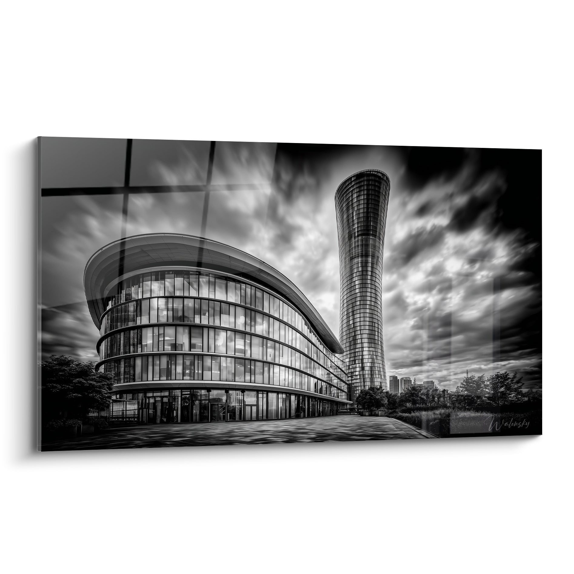 Gratte-ciel spiralé et bâtiment vitré en noir et blanc sous un ciel nuageux dramatique