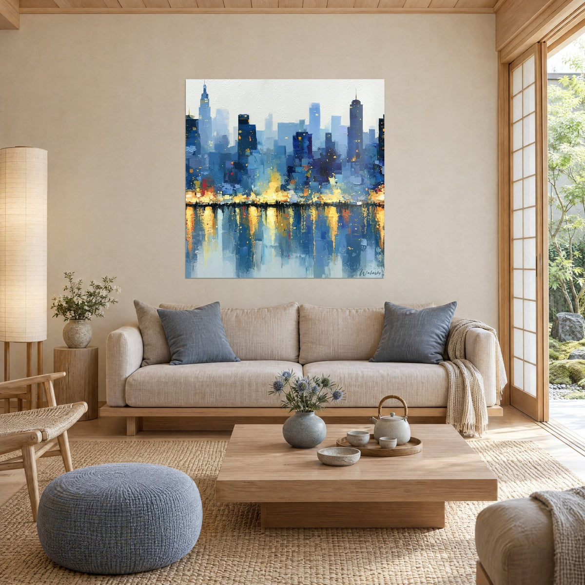 Tableau gratte-ciel bleu nuit et lumières dorées reflétés dans l'eau, au-dessus d'un canapé dans un salon lumineux