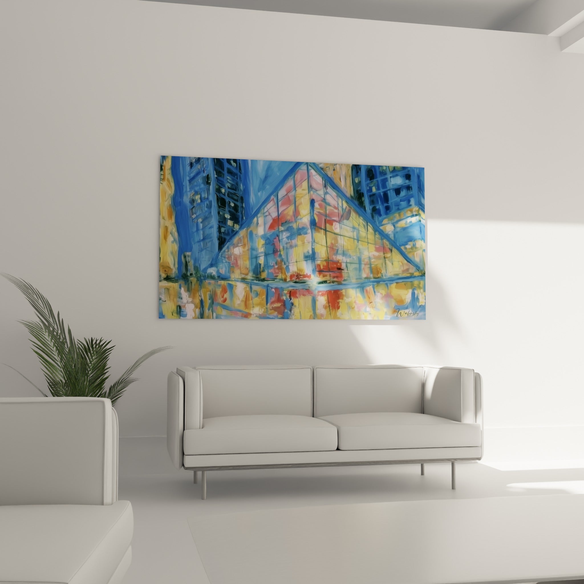 Façade pyramidale bleu marine et jaune, touches rouges vibrantes, architecture abstraite au-dessus d'un canapé dans un salon lumineux