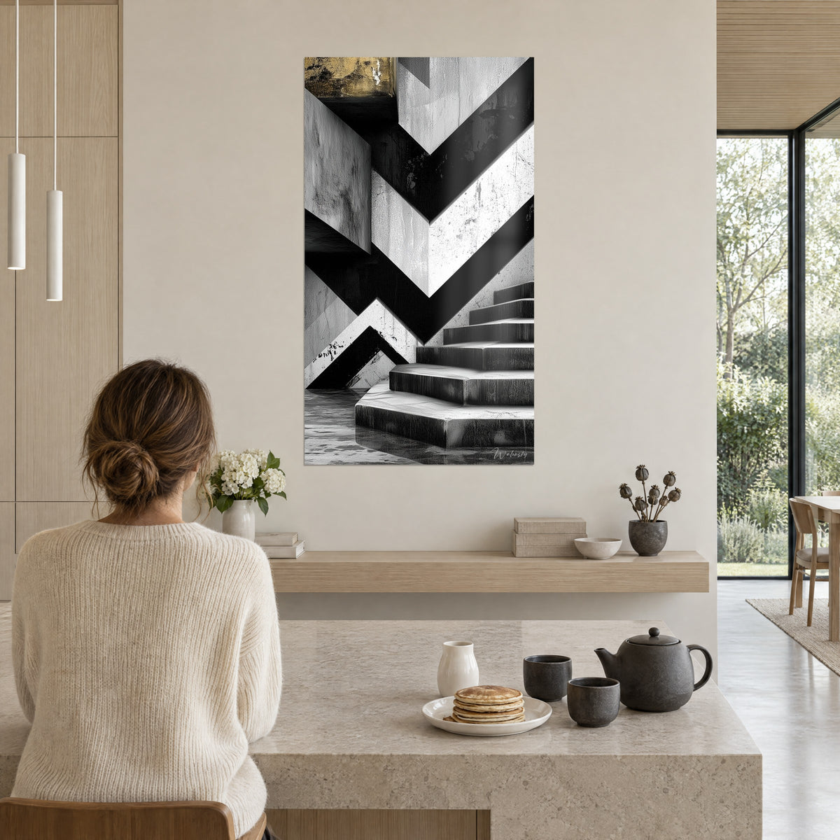Tableau perspective de béton fissuré, chevrons noirs et blancs, accent doré, une femme chignon de dos devant un îlot de cuisine en pierre