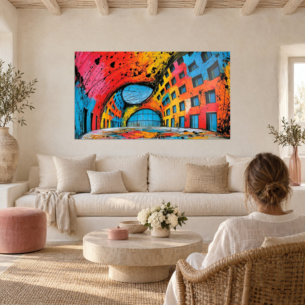 Quadro tunnel urbano con archi rossi e gialli, finestre blu e schizzi neri, appeso sopra un divano in un soggiorno luminoso