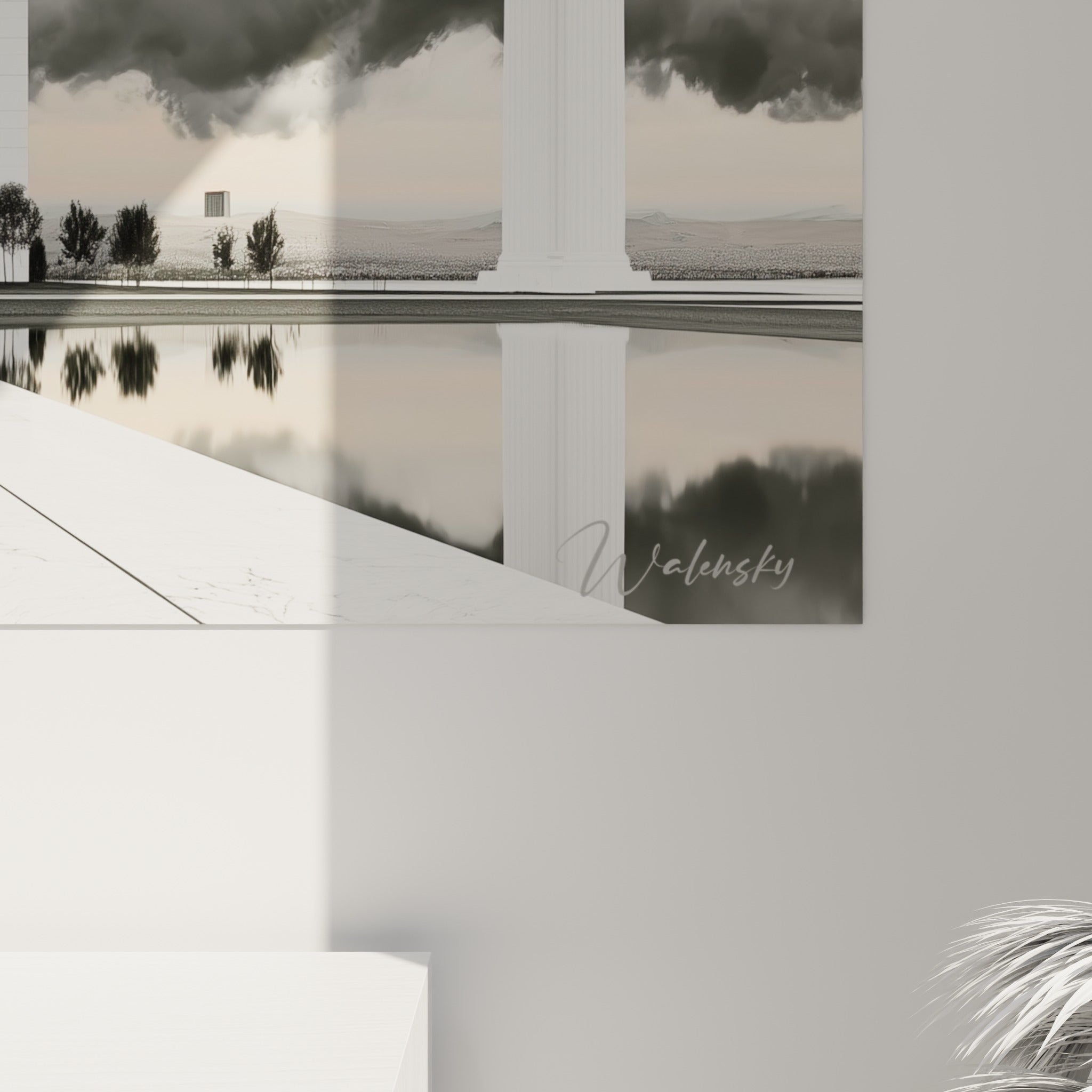 Détail du marbre veiné blanc et des colonnes classiques, grain de l'impression et contrastes gris anthracite visibles