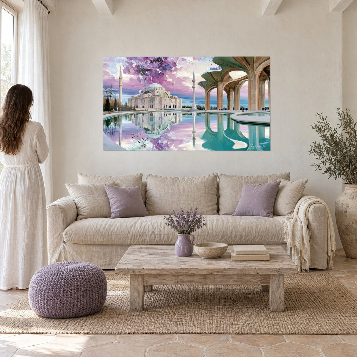 Tableau mosquée à coupole blanche reflétée dans un bassin turquoise, ciel lilas, femme de dos, au-dessus d'un canapé dans un salon lumineux